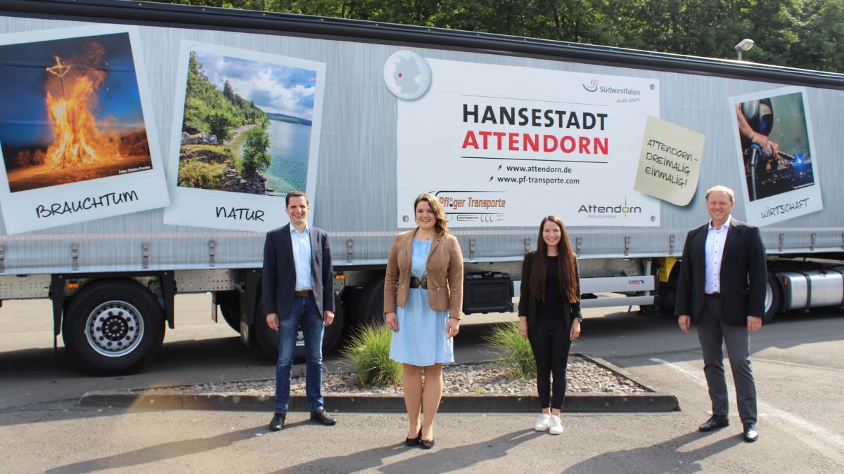 Attendorns Bürgermeister Christian Pospischil (links), Marie Ting (Leiterin Regionalmarketing Südwestfalen, 2 v.l.), Ronja Wockel (Stabstelle Stadtteilmanagement und Demografie, Stadt Attendorn) und Thorsten Pflüger (Geschäftsführer Pflüger Transporte GmbH, rechts) präsentierten den rollenden Botschafter.