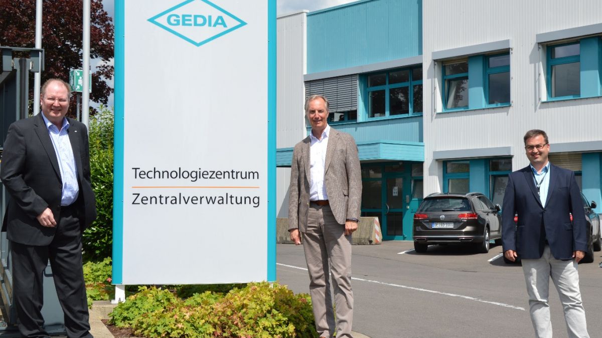 Markus Schaumburg (Geschäftsführer der Gedia Automotive-Gruppe), Dr. Matthias Heider (CDU- Bundestagsabgeordneter) u. Sebastian Ohm (CDU-Stadtverbandsvorsitzender Attendorn) am Eingang der Gedia Automotive-Gruppe in Attendorn.
