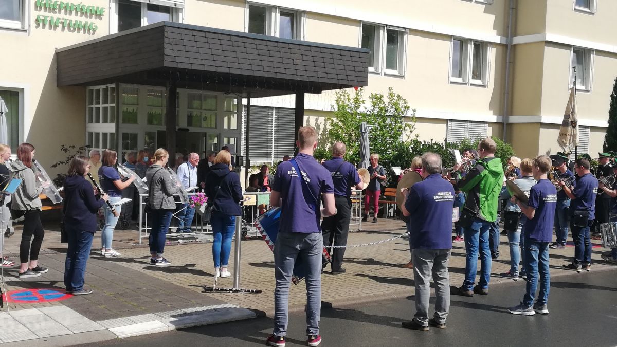 Schützenverein spielt Ständchen am Seniorenheim
