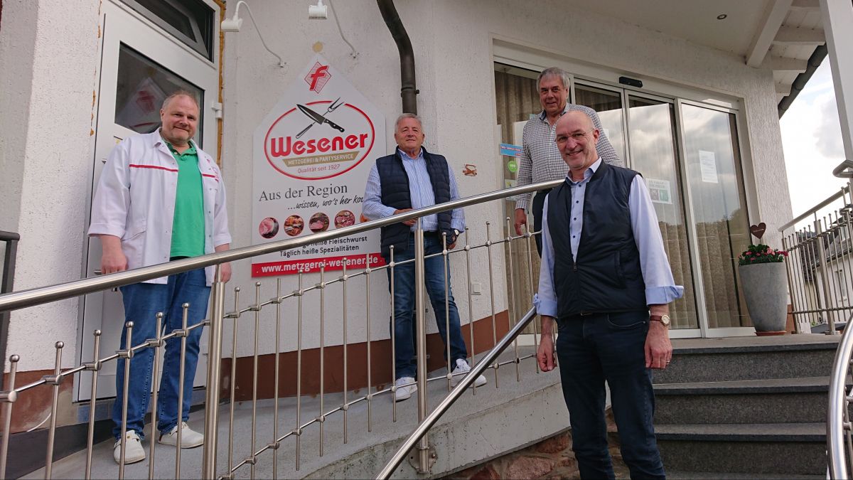 Nach dem informativen Austausch (v.l.): Metzgermeister Thomas Wesner, Manfred Rotter, Gregor Schnütgen und Bürgermeister Stefan Hundt.