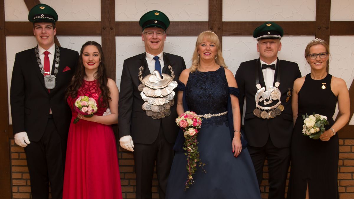 Die Rhoder Regentenpaare (von links): Jungschützenkönigspaar Simon Döppeler und Lea Hachenberg Königspaar Michael und Gudrun Tautz, Kaiserpaar Oliver Leine und Elke Stupperich.