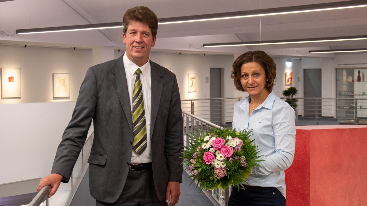 Niederlassungsleiter Paul Sieler gratulierte Kafiye Koc zum Dienstjubiläum.