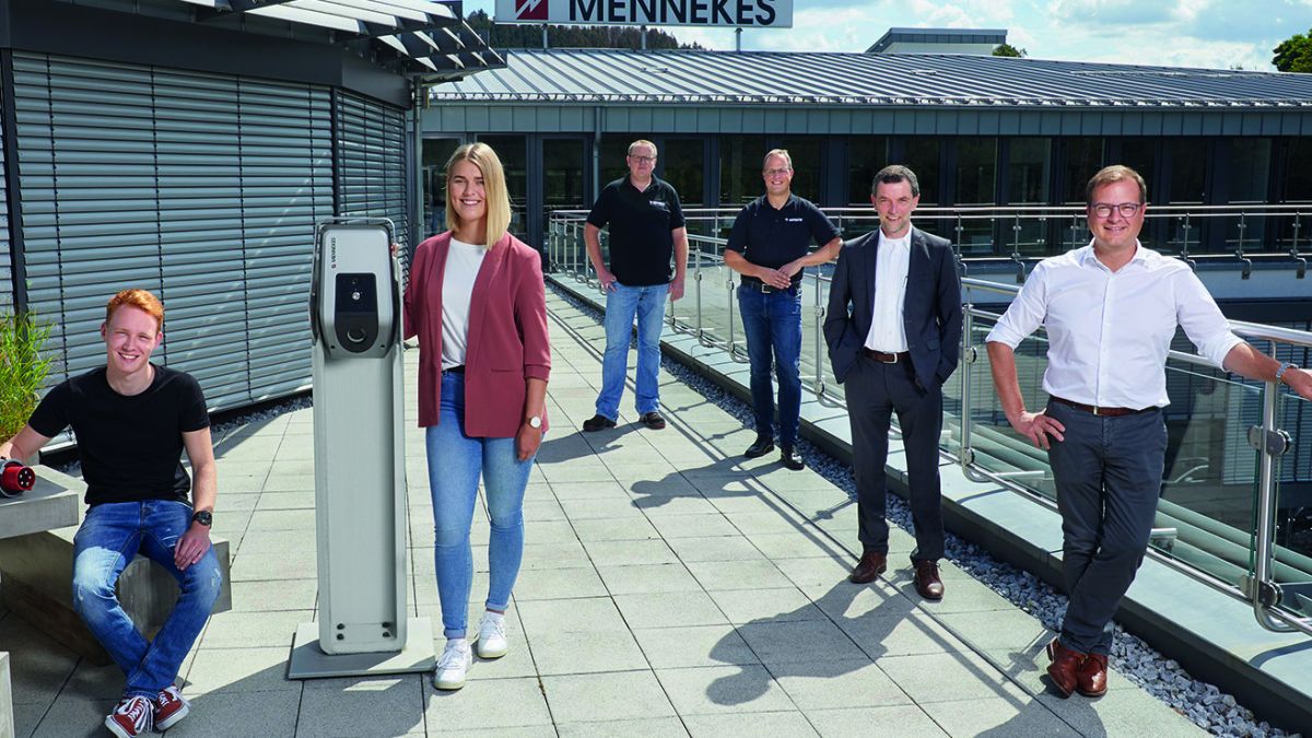 Ausbildungsstart mit Abstand: Stellvertretend für alle neuen Auszubildenden posieren Josef Thimm und Lilly Dröge gemeinsam mit den beiden Ausbildungsleitern Christian Pickhan und Stephan Herzig, Personalleiter Dietmar Spurk und dem geschäftsführenden Gesellschafter Christopher Mennekes (v.l.) auf dem offiziellen Foto zum Ausbildungsstart.