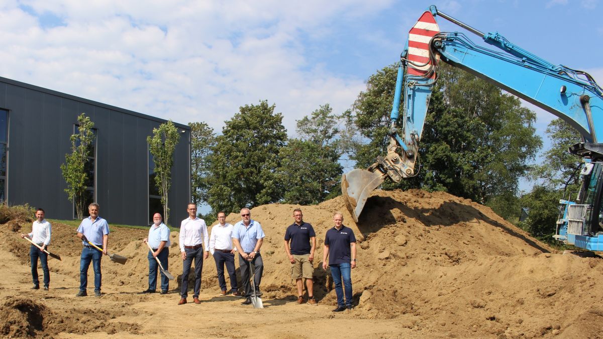 Vertreter der Firma air-lab und der beauftragten Baufirmen beim symbolischen ersten Spatenstich für den Erweiterungsbau in Welschen Ennest.