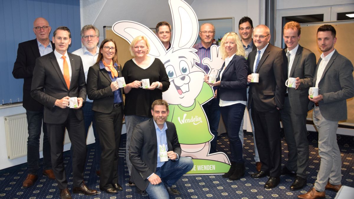 Der Vorstand der Werbegemeinschaft Wenden mit Bürgermeister Bernd Clemens. 