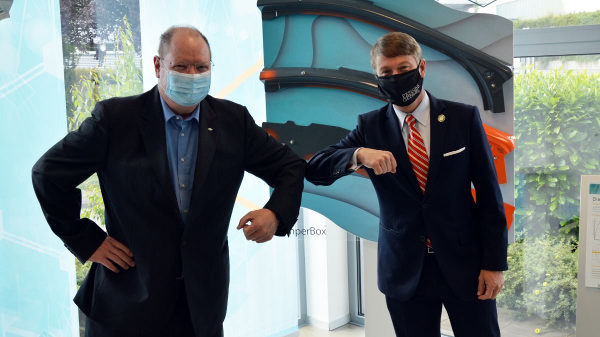 Geschäftsführer Markus Schaumburg (links) empfing den Gast aus Georogia, Pat Wilson, in Attendorn. 