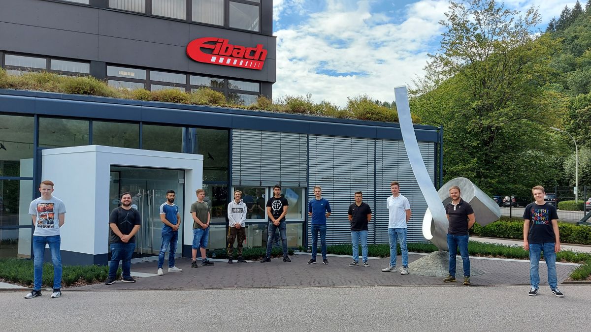 Elf neue Azubis starten ihre Karriere bei Eibach.