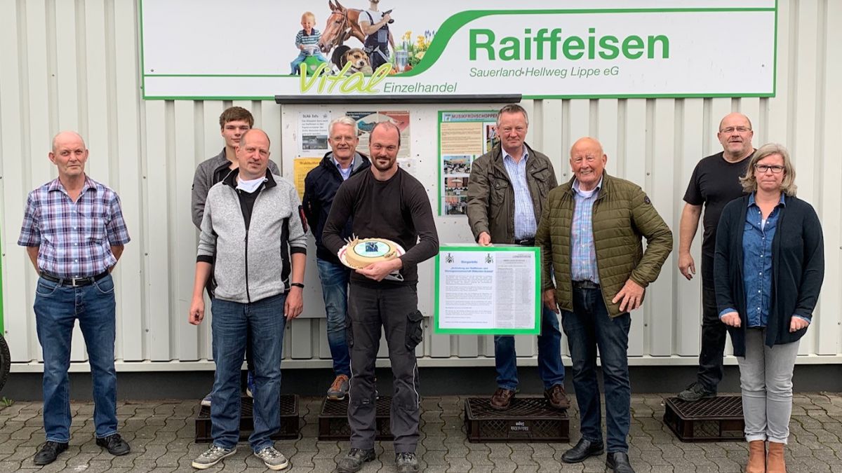 Hintere Reihe von links: Mitarbeiter Raiffeisen, Michael Färber, Stephan Baumhoff, Holger Ochsenfeld
Vordere Reihe von links: Walter Weber, Michael Ohm und Thomas Kleine, Dorf AG Vorsitzender Reinhard Hesse, Mitarbeiterin Raiffeisen.