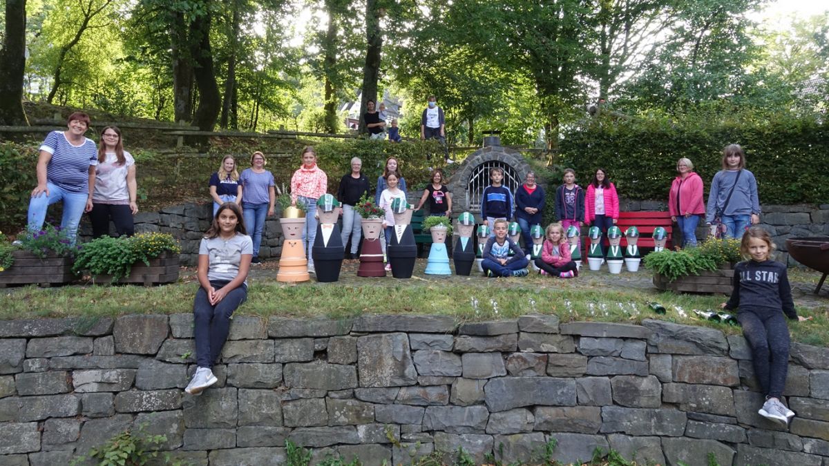 Die Jugendgruppe gestaltete das Offizierscorps sowie die Heider Majestäten aus Blumentöpfen. 