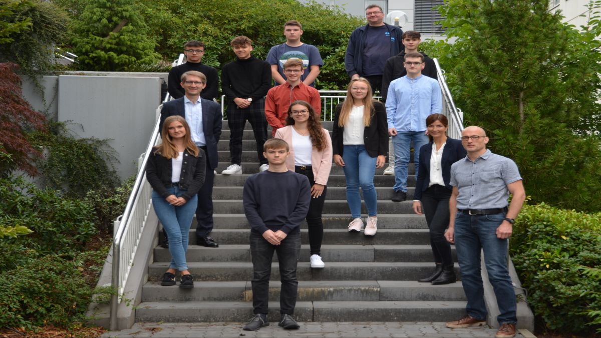 Der Geschäftsführer der EMG, Ingo Koesfeld, Betriebsratsmitglied Mario Hecken, sowie die Ausbildungsleiter Rony Brüser und Lena Schütze heißen die neuen Auszubildenden willkommen.