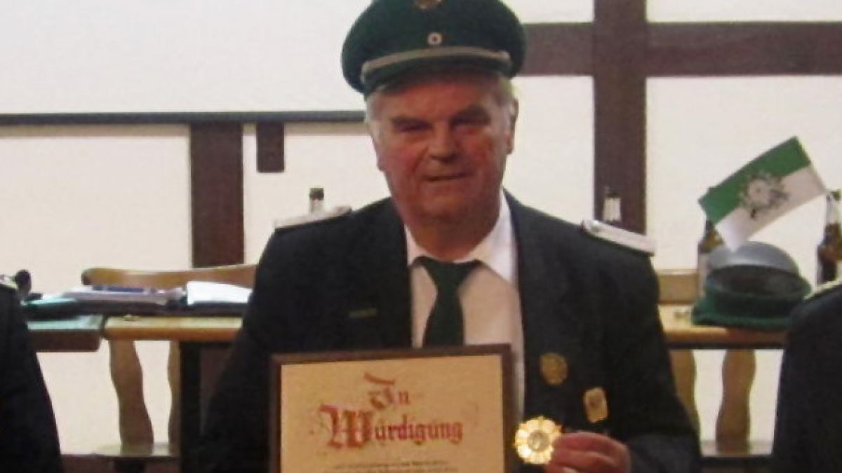 Steffen Schauerte wurde mit dem Orden des SSB für hervorragende Verdienste ausgezeichnet und zum Ehrenoffizier ernannt.  