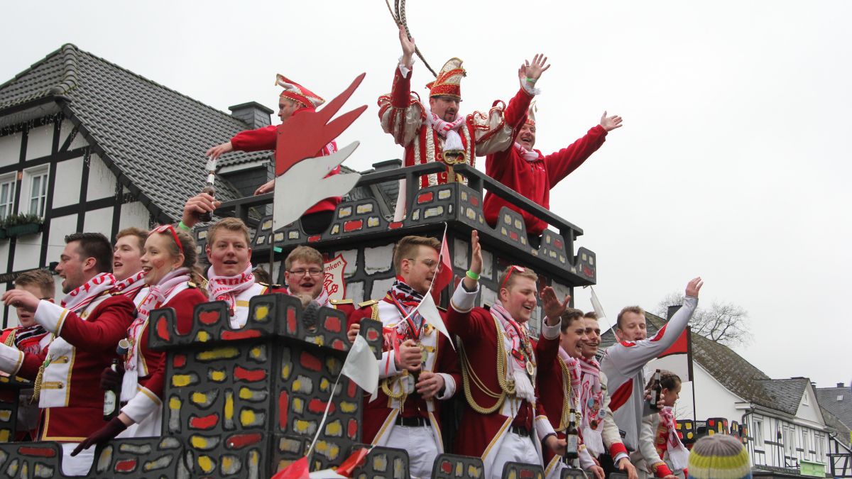2020 wurde beim Rosenmontagszug in Saalhausen noch kräftig gefeiert. Die kommende Session fällt komplett aus.