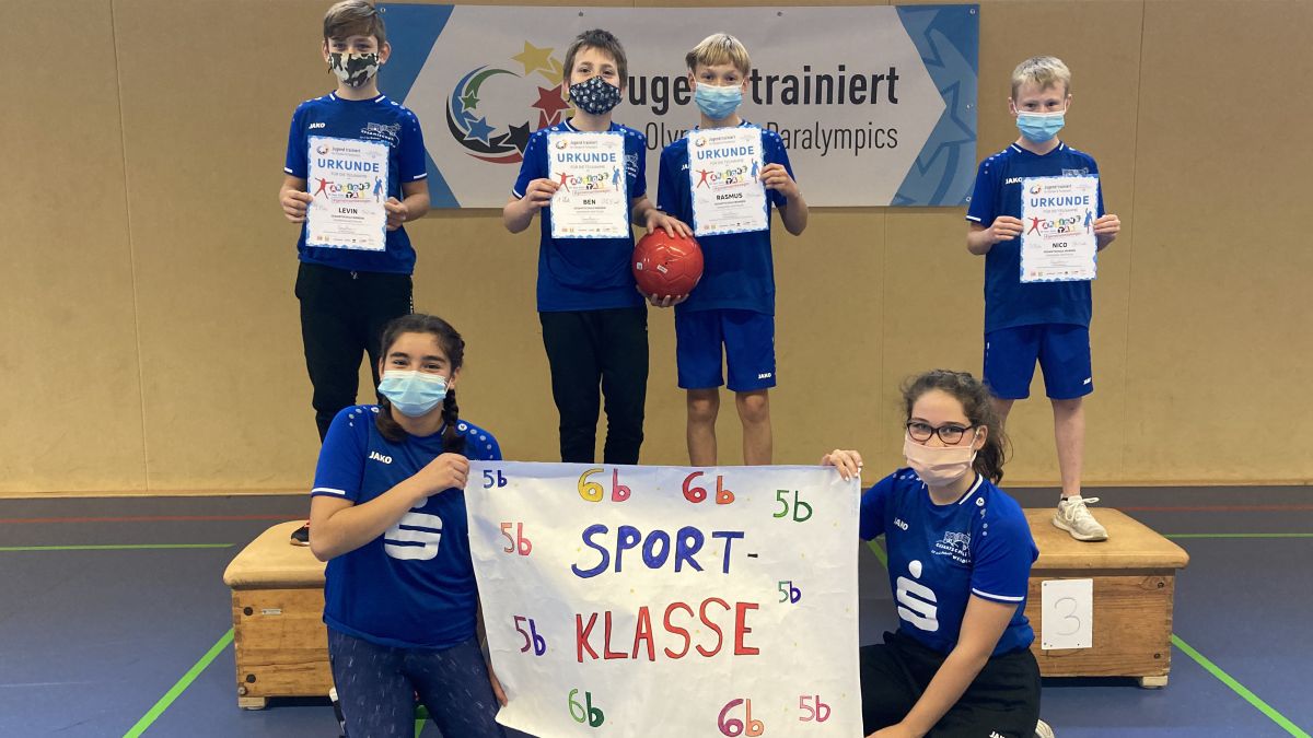 Bei der Siegerehrung: Levin Guillaume, Ben Ackerschott, Rasmus Uelner, Nico Siedenstein (hinten, von links), Beyza Yildiz, Victoria Wurm (vorne, von links).