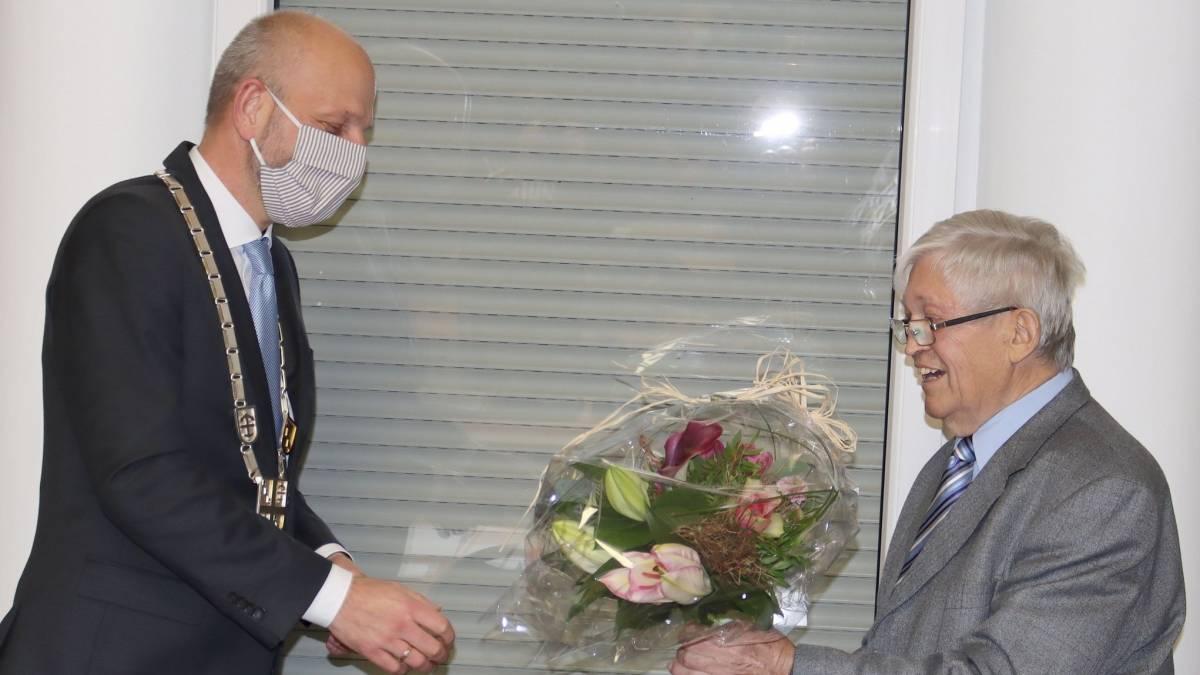 Altersvorsitzender Lugwig Möthe führte Bürgermeister Ulrich Berghof in sein Amt ein. 