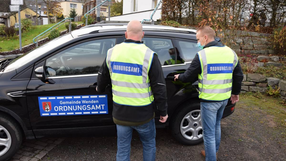 Mitarbeiter des Ordnungsamtes kontrollieren die Einhaltung der Corona-Bestimmungen.