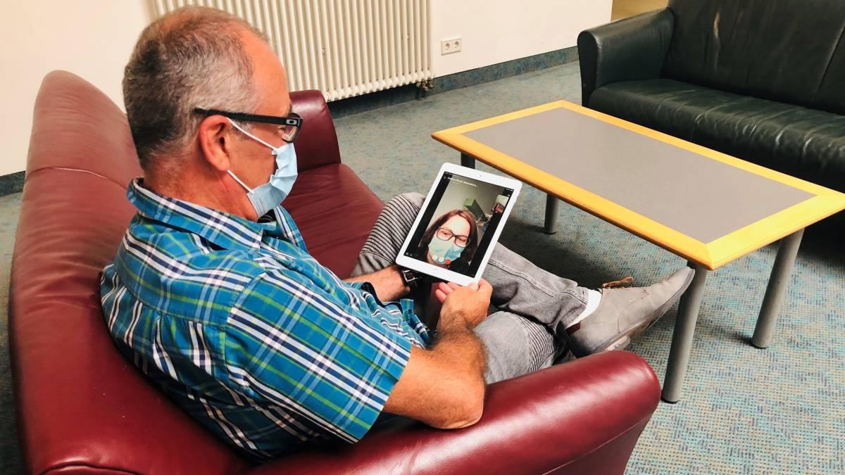 Mit Hilfe von Tablets soll die räumliche Distanz in Corona-Zeiten überbrückt werden.