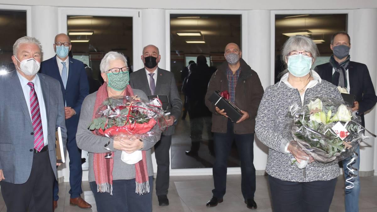 Die ehemaligen Stadtverordneten, zwei Frauen und sechs Männer, wurden mit einem Präsent verabschiedet.