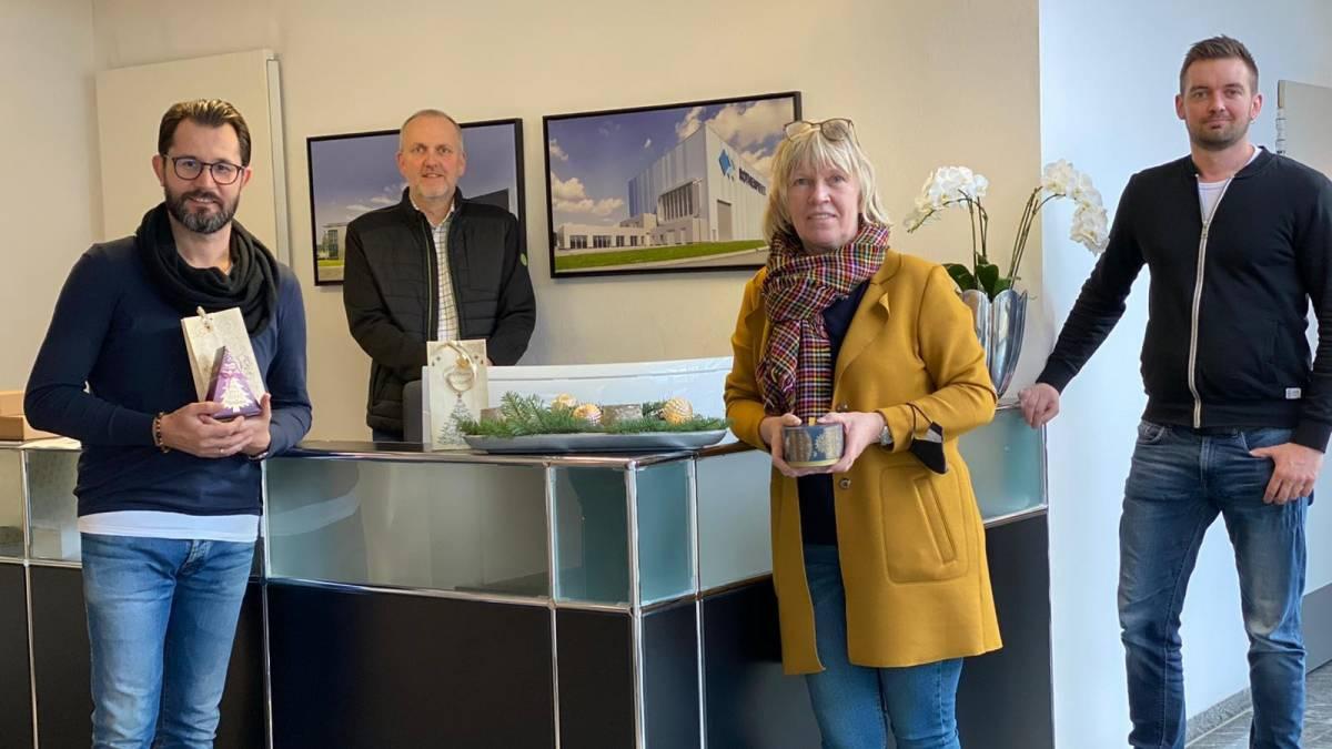 Bei der symbolischen Übergabe: Oliver Brill (Geschäftsführer Jochen Brill GmbH) und Jens Kurzenacker (Geschäftsführer Indukant GmbH) mit zwei Mitarbeitern (von links).