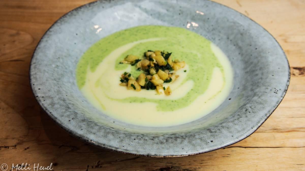 Das bringt Farbe auf den Teller: Mellis zweifarbiges Petersilien-Wurzel-Süppchen.