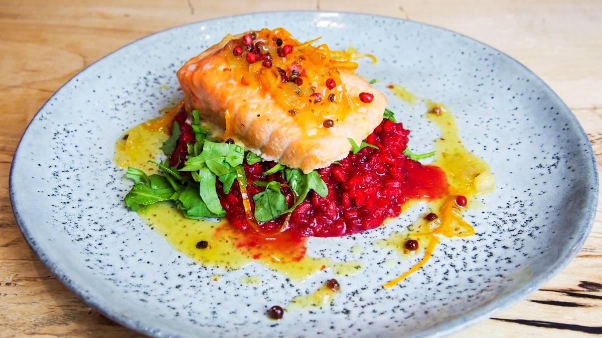Lachs mit Orangen-Pfeffer-Sauce auf Rote-Bete-Risotto: Melli Heuel präsentiert den farbenfrohen Höhepunkt des Weihnachtsmenüs 2020.