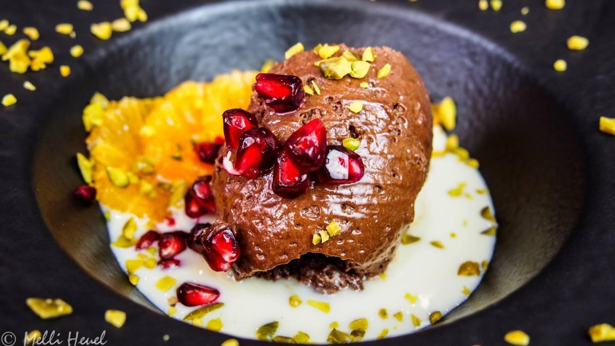 Ein Gedicht: Nougatmousse auf weißer Kardamom-Schoko-Sauce mit Clementinen.