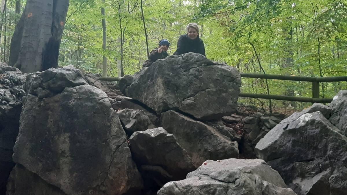 Stefanie Putsche und ihr Nachwuchs spazieren durch die Sauerländer Wälder. 
