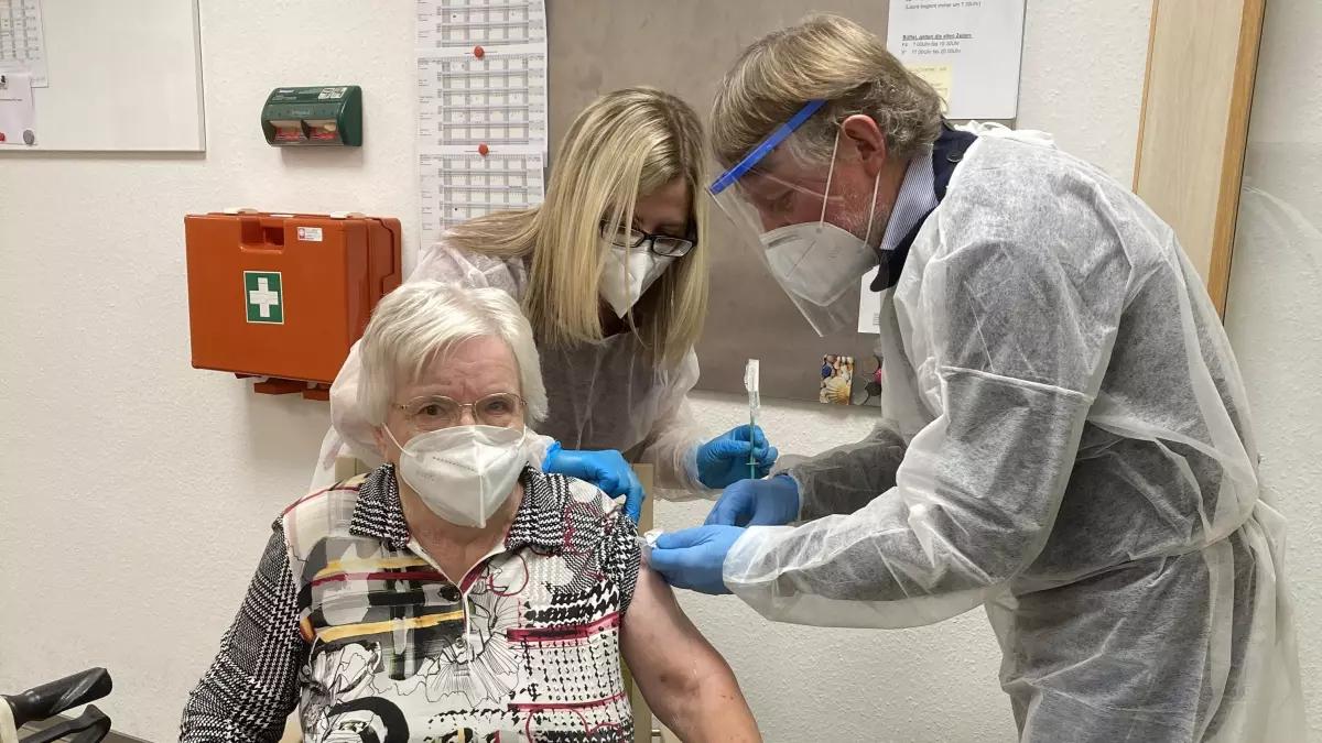 Bewohnerin Helga Schecht wurde von Dr. Gerd Reichenbach und seiner Assistentin Sabrina Fox geimpft.