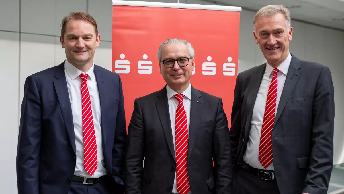 Archivbild aus der Vor-Corona-Zeit: Die Vorstandsvorsitzenden Ingo Ritter, Sparkasse Hochsauerland, Ernst-Michael Sittig, Sparkasse Arnsberg-Sundern und Peter Schulte von der Sparkasse Mitten im Sauerland (von links.)