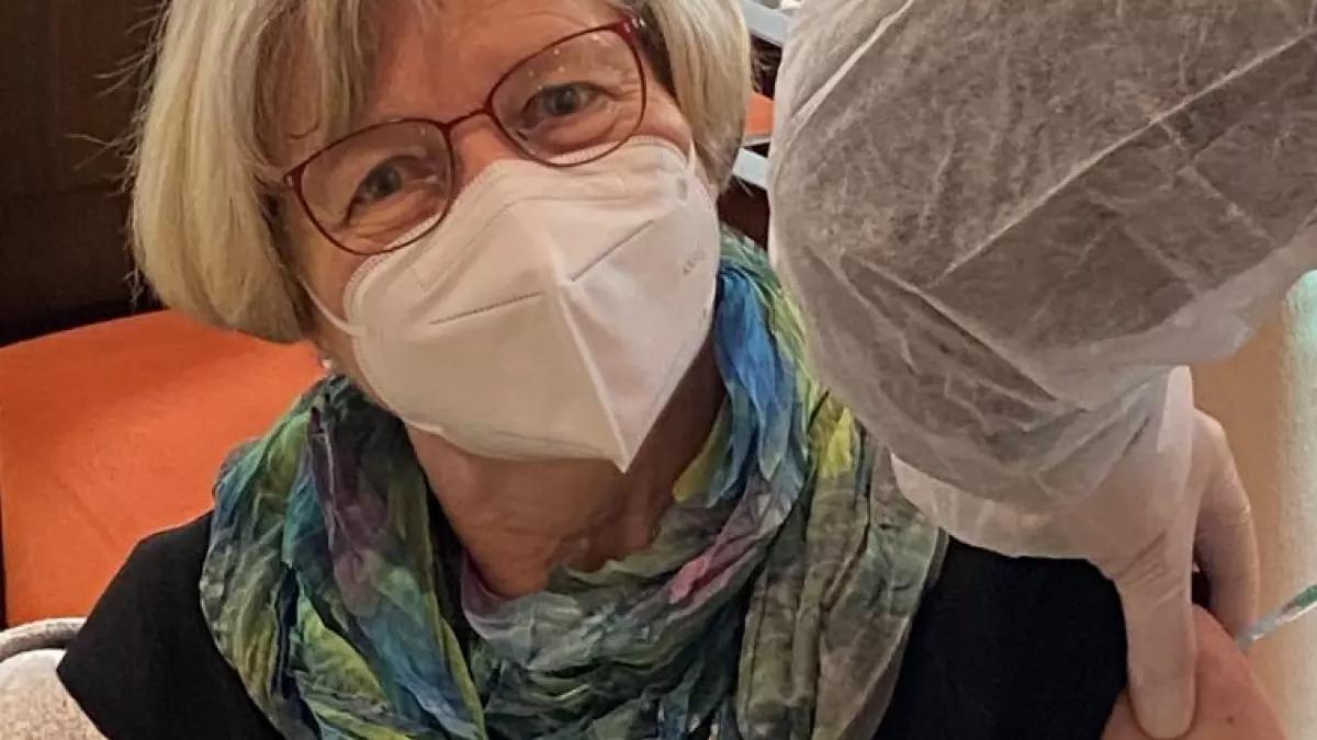 Das Team impft Rita Schauerte, Mitarbeitende des Seniorenhauses
