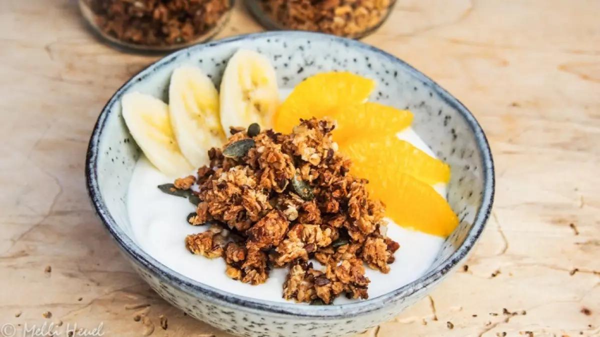 Fit und voll Power in den Tag mit einem Müsli von Melli Heuel, dazu Natur-Joghurt und frische Früchte - das ist der beste Start.