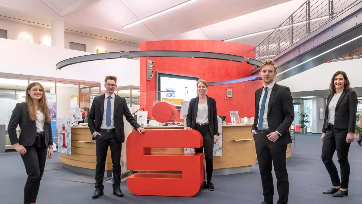 Zur bestandenen IHK-Abschlussprüfung gratulierte jetzt Ausbildungsleiterin Monika Schulte-Brinker (rechts) den frisch gebackenen Bankkaufleuten (von links) Laureen Arns, Tim-Luca Fischer, Lisa Hesener sowie Louis Rosenthal in der Sparkassen-Hauptstelle Olpe.