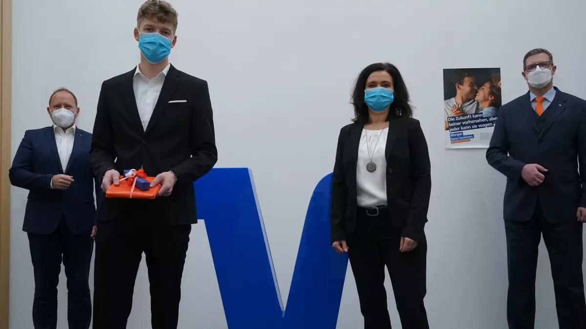 Jos Huperz hat seine zweieinhalbjährige Ausbildung erfolgreich beendet. Michaela Sieler, Ausbildungsbeauftragte der Volksbank Olpe-Wenden-Drolshagen, ist stolz auf den neuen Bankkaufmann.