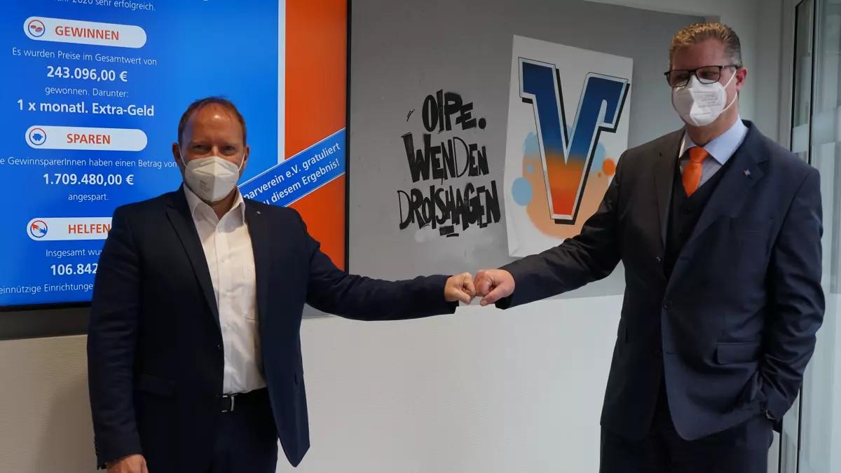 Die Vorstandsmitglieder Marco Heinemann (links und Markus Stottmeyer im modern gestalteten SB-Bereich der neuen Vertriebshauptstelle in der Olper Franziskanerstraße.