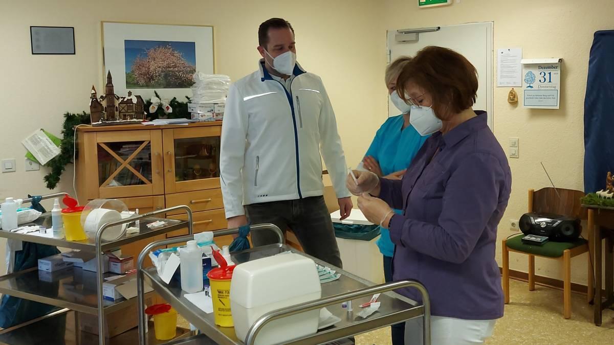 Stefan Spieren (links) und Beate Clemens-Harmening (rechts) verabreichten die Impfungen.