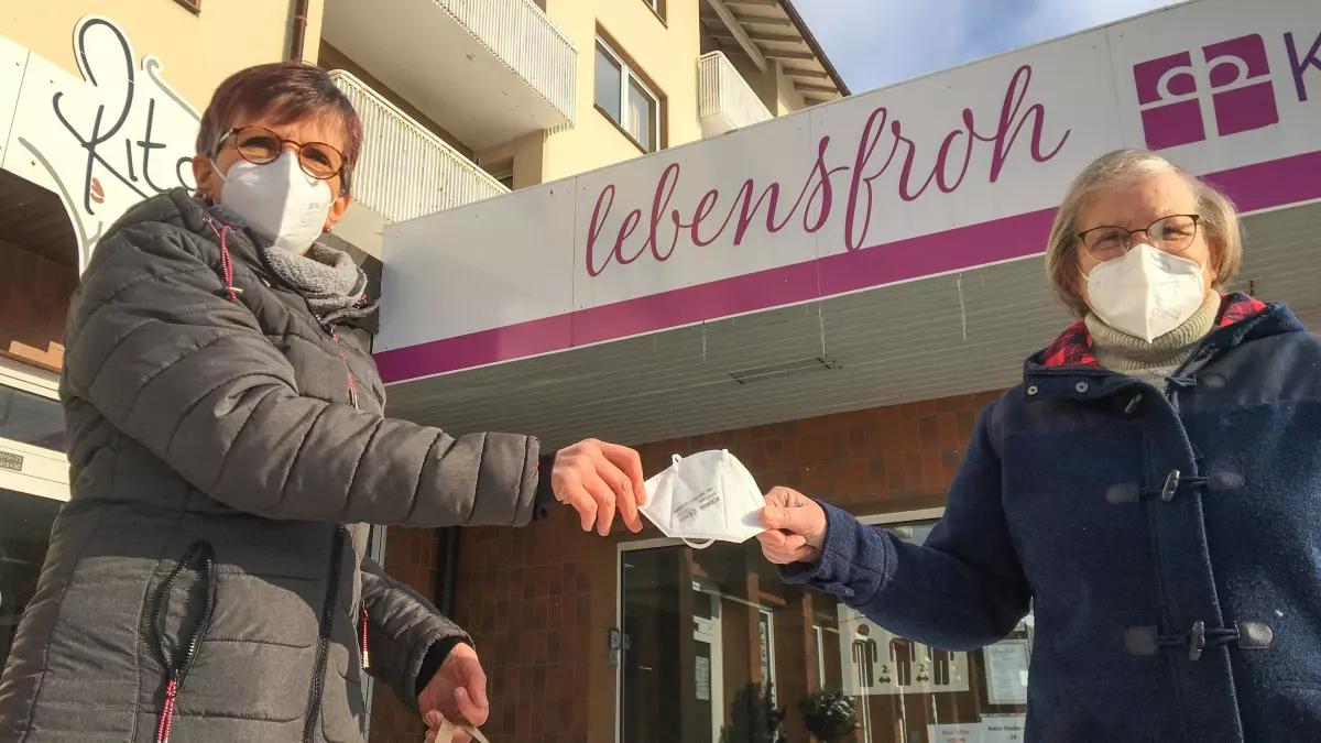 Dagmar Langenohl übergab Sylvelin Karsunsky mehrere hundert Masken, die von vier Attendorner Apotheken gespendet wurden.