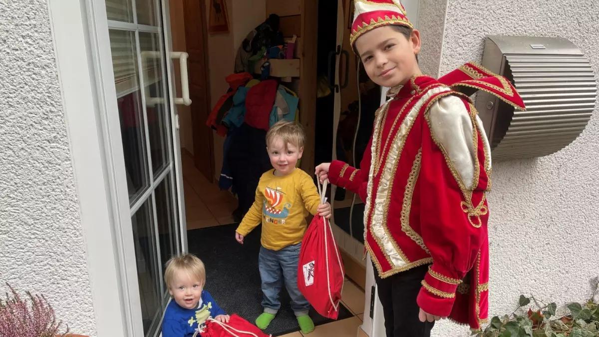 Auch Kinderprinz Jannis Hoppe überreicht die Fastnachtstaschen an seine närrischen Untertanen. 