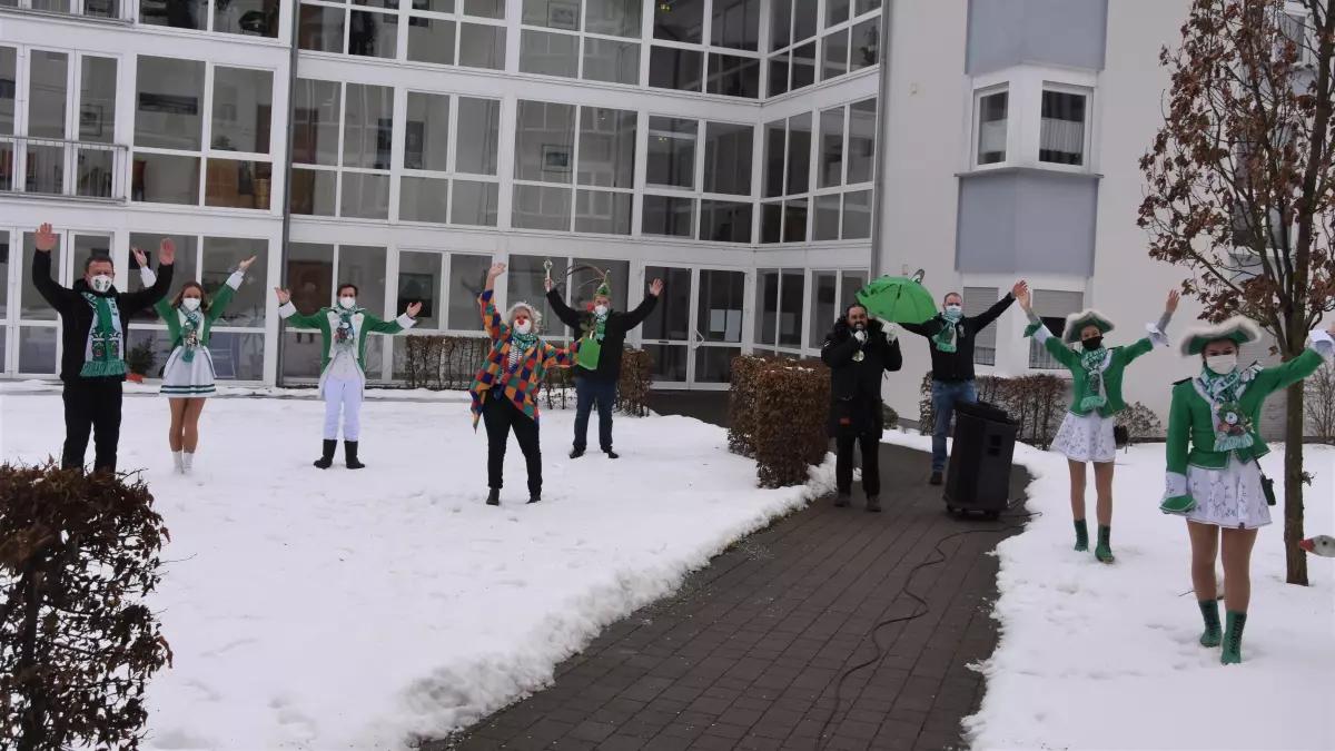 Corona-konform verbreiten Mitglieder des FFK närrischen Frohsinn am Haus Habbecker Heide. 