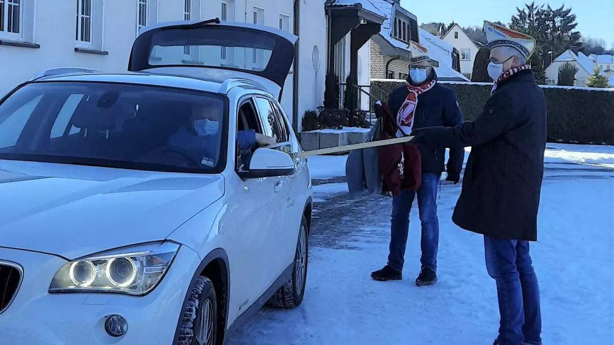 Corona-konform händigten die Elferratsmitglieder die Narrentüten am Drive-in an der Schützenhalle aus. 