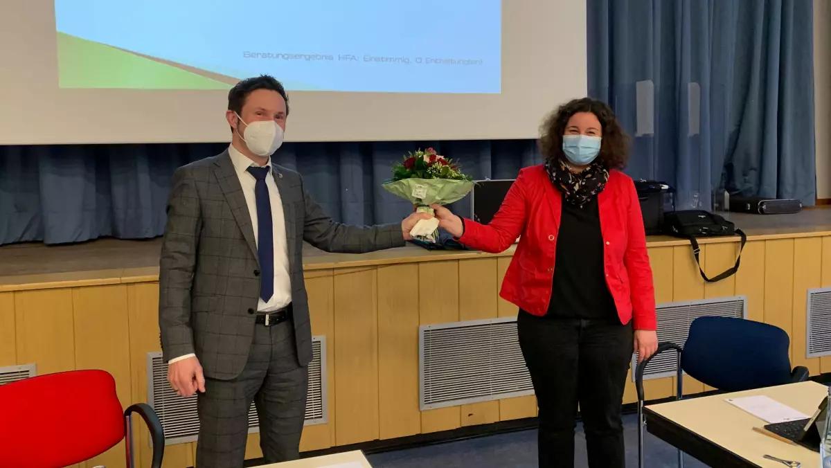 Bürgermeister Björn Jarosz gratulierte der Verena Gräbener am Donnerstag in der Ratssitzung. 