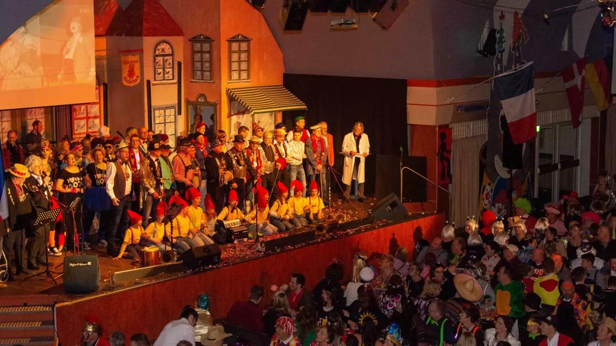 2020 haben die Zipfelmützen noch groß ihren 50. Geburtstag gefeiert. Ein Jahr später darf auch mit ihnen geschunkelt werden, und zwar digital.