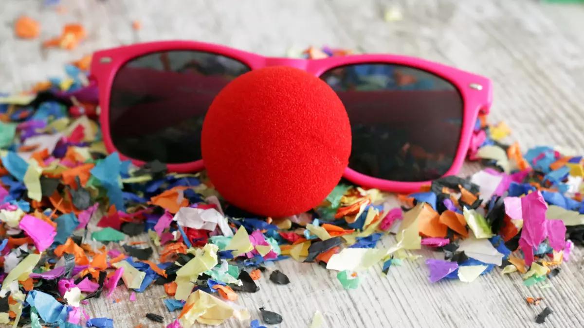 Buntes Konfetti-Fenster in der Karnevalshochburg Saalhausen