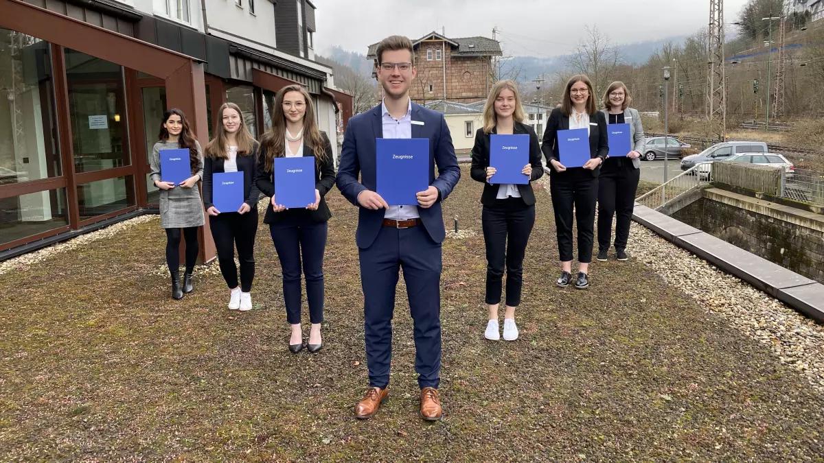 Wechseln in ein Angestellenverhältnis: Diana El Batal, Svenha Müller, Florentina Muja, Daniel Rüther, Michelle Maluche, Svenja Jürgens und Sarah Schulte (von links).