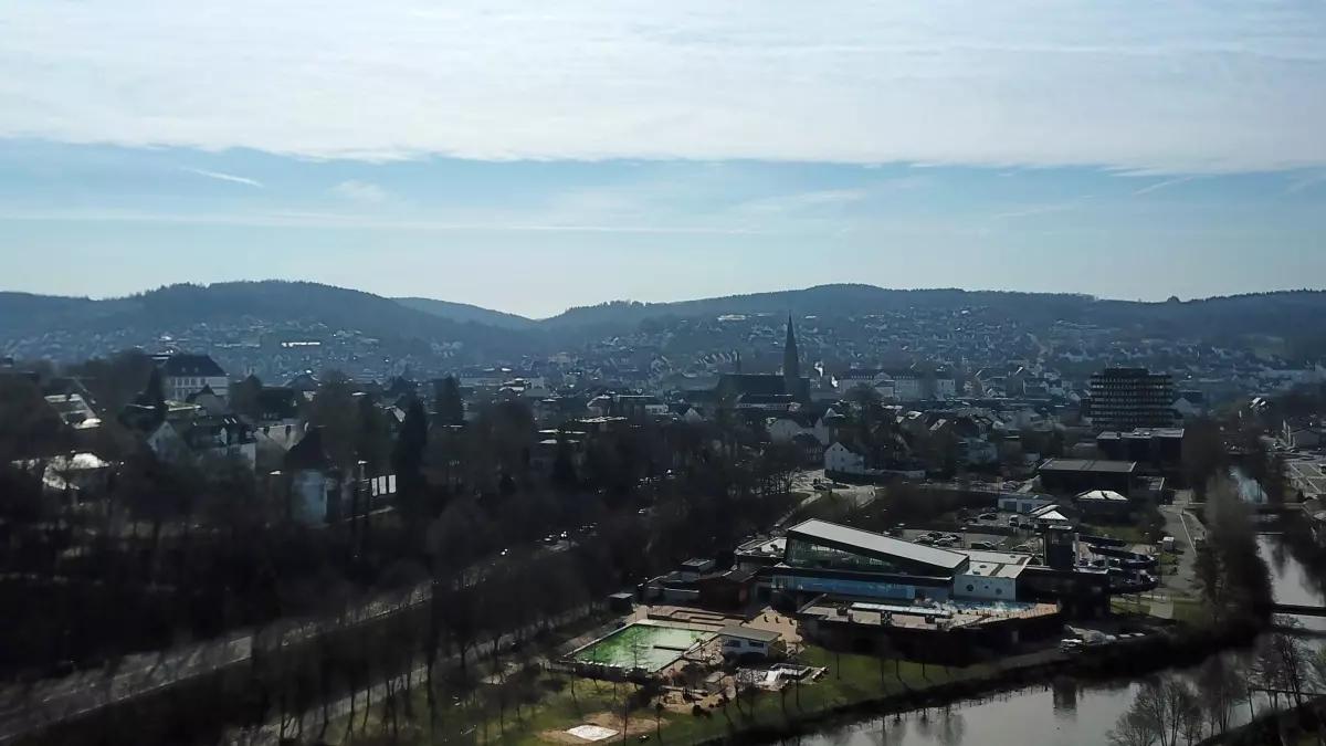 Luftbild von Olpe mit Freizeitbad im Vordergrund.