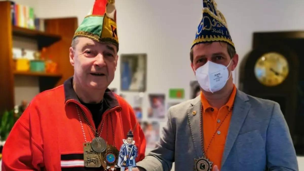 Ralf Willmes, Sprecher der ehemaligen Olper Prinzen ehrt den 40-jährigen Jubelprinzen Barthel I. (Müller) (l.). 