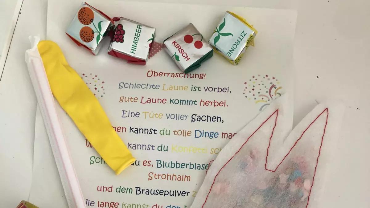 Eine Tüte gefüllt mit allerlei Karnevalsartikeln soll den Kindern die Karnevalszeit versüßen.