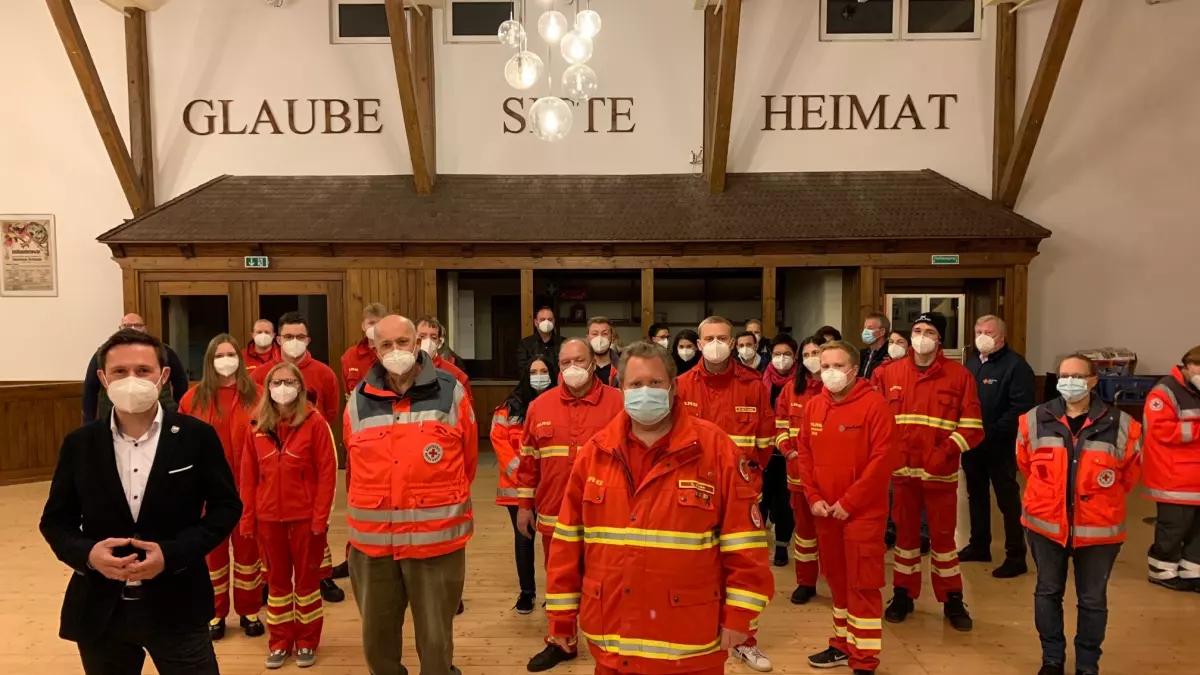 Bürgermeister Björn Jarosz besuchte die Ehrenamtlichen von DRK und DLRG, die jetzt schon alle Hände voll zu tun haben. 