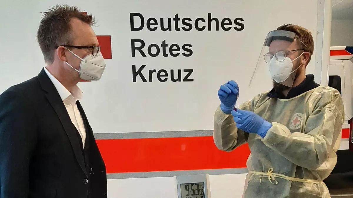 Lennestadts Bürgermeister Tobias Puspas besuchte das DRK-Testzentrum in Meggen.