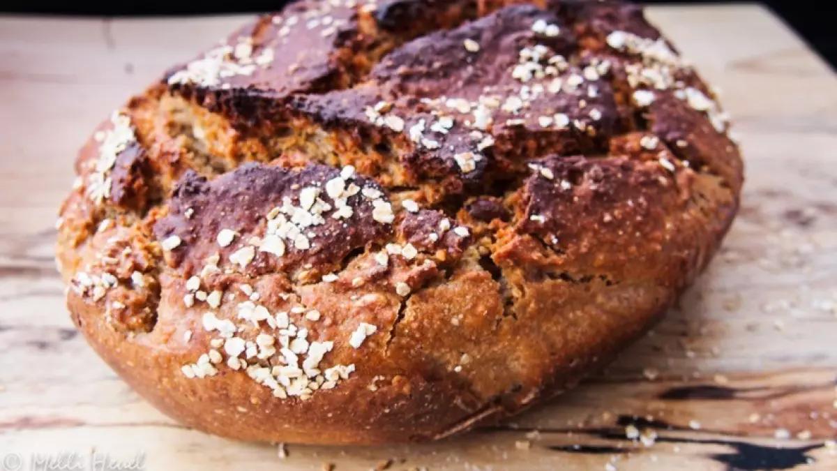Heute zeigt euch Melli Heuel, wie man ein kerniges Roggenmischbrot zubereitet.
