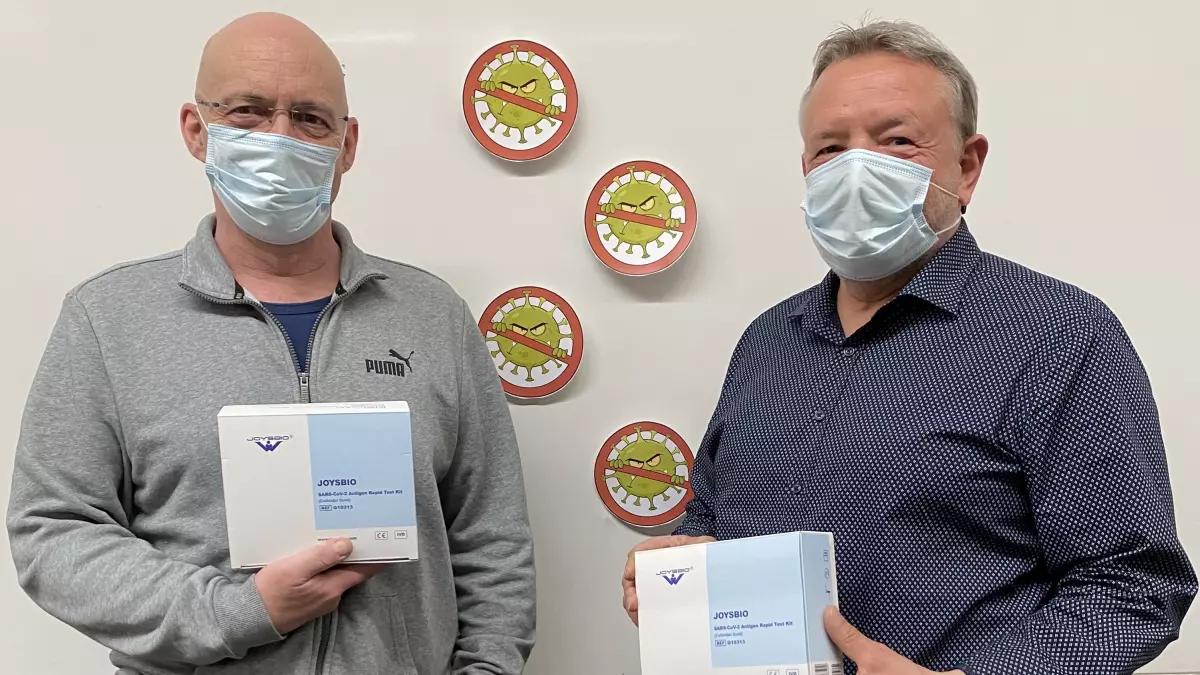 Der Attendorner Automobilzulieferer HMT bietet seinen Beschäftigten Selbsttests an und organisiert zudem Schnelltests im Betrieb. Das Foto zeigt  den Betriebsratsvorsitzenden Ralf Grunwald (links) und Personalleiter Josef Schulte.
