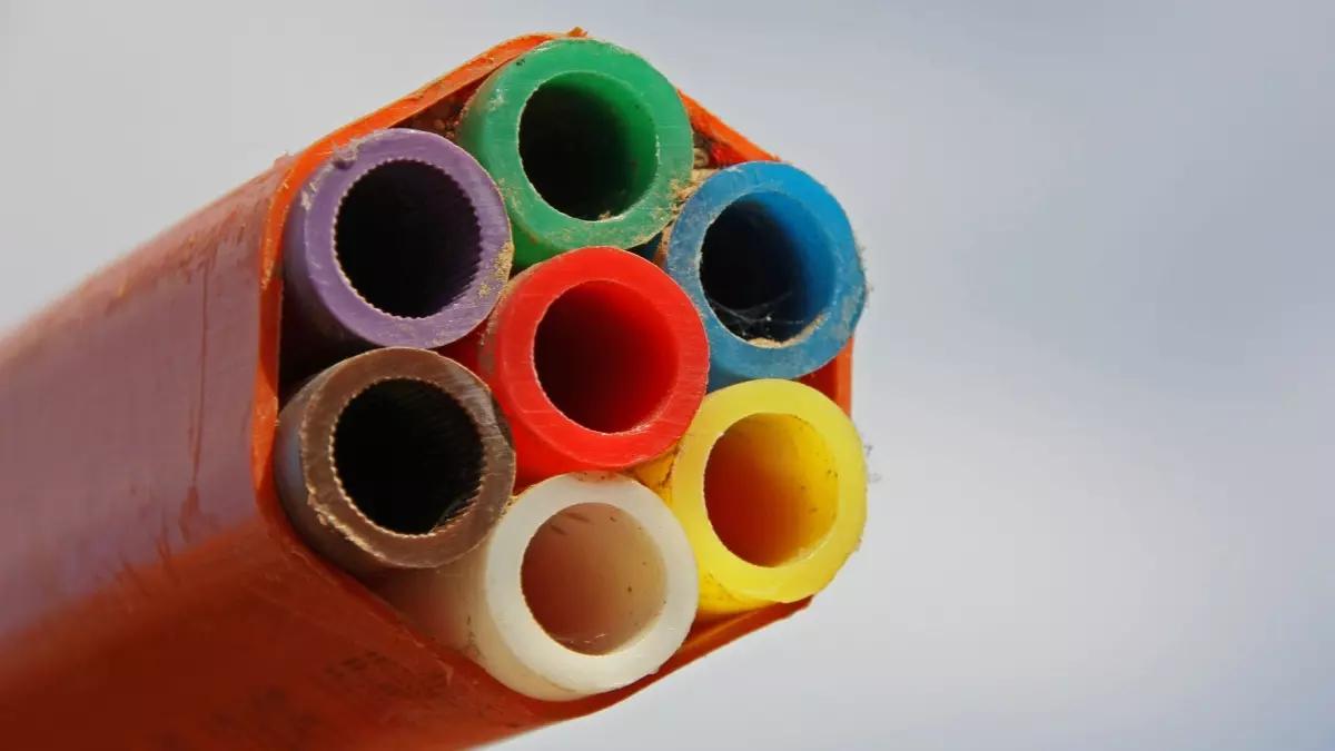 Mit Hilfe von Glasfaseranschlüssen kommen beim Verbraucher Geschwindigkeiten von bis zu 1.000 Mbit/s an.